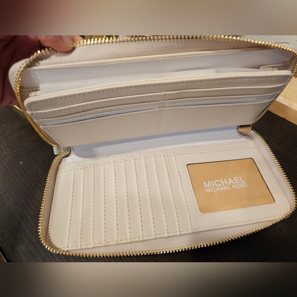 Michael Kors Large Signature Logo and Metallic Continental Wallet. - Picture 8 of 8